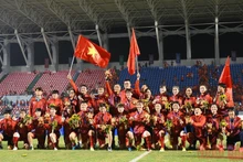 Thầy trò huấn luyện viên Mai Đức Chung nhận Huy chương Vàng SEA Games 31 sau chiến thắng đội tuyển Thái Lan. (Ảnh: THÀNH ĐẠT)