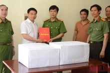 Đồng chí Nguyễn Văn Thắng, Ủy viên Trung ương Đảng, Bí thư Tỉnh ủy tỉnh Điện Biên động viên, chúc mừng các lực lượng phá thành công chuyên án.