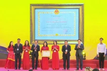 Đồng chí Vương Đình Huệ, Chủ tịch Quốc hội trao tặng Huân chương Lao động hạng Nhất cho Trường THPT Nguyễn Duy Trinh.