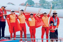 Các vận động viên nữ Việt Nam xuất sắc về nhất nội dung thuyền 4 nữ Canoeing 1000m, đoạt Huy chương Vàng.