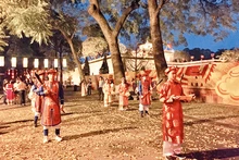 Khách du lịch được "thị vệ hoàng cung" và "cung nữ" hướng dẫn khám phá Hoàng thành.