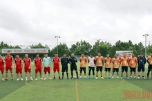 Đội bóng đá Hội Nhà báo tỉnh Lâm Đồng và Đắk Nông thực hiện thủ tục trước khi bước vào trận đấu.