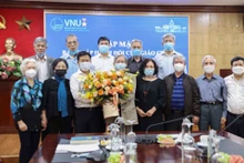 Gặp mặt các giáo sư đang công tác tại Đại học Quốc gia Hà Nội. 