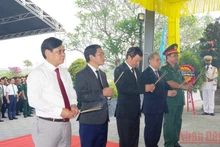 Các đồng chí lãnh đạo Tỉnh ủy, Ủy ban nhân dân tỉnh và các ban, ngành dâng hương lên các Anh hùng, liệt sĩ.