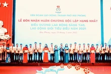 Biểu dương, trao bằng Lao động sáng tạo, bằng Lao động giỏi cho công nhân, người lao động thành phố Hải Phòng.