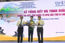 Thứ trưởng Thông tin và Truyền thông Phạm Anh Tuấn và Chủ tịch HĐTV Tổng công ty Bưu điện Việt Nam Nguyễn Hải Thanh trao giải Nhất cho em Nguyễn Bình Nguyên.