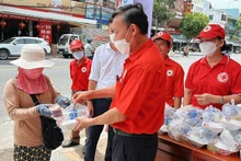 Trao những suất cơm 0 đồng tặng người nghèo.