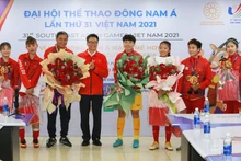 Phó Thủ tướng Vũ Đức Đam chúc mừng đại diện ban huấn luyện, nữ cầu thủ Việt Nam. (Ảnh: VGP) 