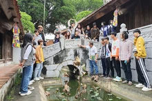 Trại sáng tác Mỹ thuật trẻ năm 2021 của tỉnh Bắc Ninh tổ chức cho các trại viên đi thực tế tại chùa Bút Tháp. (Ảnh: BTC)