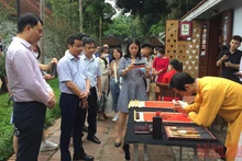 Trình diễn thư pháp trước tọa đàm “Thư pháp và Graffiti: Từ khác biệt đến đồng cảm”.