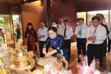 Các đại biểu thành kính dâng hương hoa.