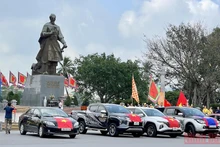 Hội Cổ động viên bóng đá Nam Định diễu hành trước tượng đài Quốc Công Tiết Chế Hưng Đạo Đại Vương Trần Quốc Tuấn để “hâm nóng” không khí trước trận đấu.
