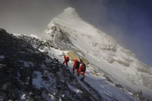 Nhóm các nhà khảo sát do Trung Quốc đứng đầu đang khám phá đỉnh Everest vào ngày 27-5 vừa qua. Ảnh: Tân Hoa Xã.