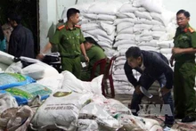 Thu giữ tang vật tại một cơ sở sản xuất phân bón giả tại Lâm Đồng. Ảnh: TTXVN