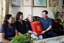 Bí thư Thành ủy Hà Nội thăm và tặng quà cụ Doãn Thị Ngọc Trâm (mẹ liệt sĩ Đặng Thuỳ Trâm). Ảnh: DUY LINH
