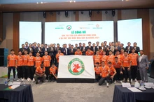 Ban huấn luyện và các cầu thủ trong CLB Bóng đá Topenland Bình Định chụp hình lưu niệm với lãnh đạo tỉnh ủy tỉnh Bình Định, lãnh đạo Tập đoàn Hưng Thịnh và đại diện các nhà tài trợ.