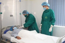 Các bác sĩ Bệnh viện đa khoa tỉnh Thanh Hóa chăm sóc bệnh nhân sau phẫu thuật.