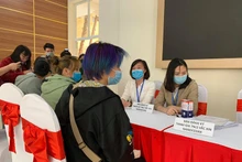 Các tình nguyện viên đăng ký thử nghiệm vaccine phòng Covid-19.