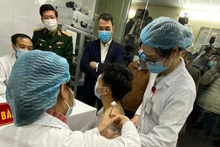 Tình nguyện viên đầu tiên được tiêm thử nghiệm vaccine Nanocovax.