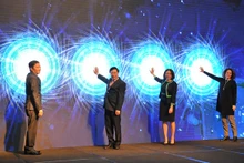 Các đại biểu bấm nút khai trương FTAP.