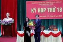 Đồng chí Hoàng Duy Chinh, Bí thư Tỉnh ủy tặng hoa chúc mừng tân Chủ tịch HĐND tỉnh Bắc Kạn Phương Thị Thanh. 