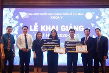 Trao học bổng “Thủ khoa đầu vào” tại Khoa Y. (Ảnh: Mạnh Quang)