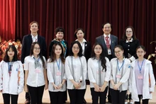 Những gương mặt đội tuyển Ngữ văn và thầy cô (Ảnh: HN-AMS)