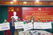 Năm gia đình nhận kinh phí hỗ trợ xây dựng nhà Đại đoàn kết từ lãnh đạo Ủy ban Mặt trận Tổ quốc thành phố Hà Nội.