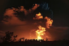 Người dân đứng xem vụ phun trào từ núi lửa Kilauea trên đảo Lớn của Hawaii vào ngày 20-12. Ảnh: AP.