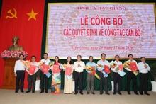 Trao quyết định cho các cán bộ chủ chốt của tỉnh Hậu Giang.