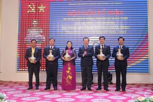 Đồng chí Phùng Quốc Hiển, Phó Chủ tịch Quốc hội tặng quà lưu niệm cho các ĐBQH tỉnh Lai Châu, khóa XIV.