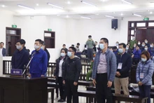 Các bị cáo trong phiên xét xử sáng nay.