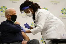Ông Biden tiêm liều vaccine ngừa Covid-19 đầu tiên tại bang Delaware. (Ảnh: AP)