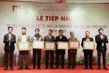 Lãnh đạo Bảo tàng Hà Nội trao Giấy khen cho các tập thể, cá nhân có nhiều hiện vật quý hiến tặng hiện vật.