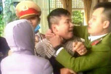 Công an khống chế đối tượng manh động.