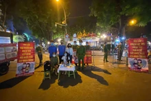 Lực lượng chức năng chốt chặn, không cho người không đeo khẩu trang vào phố đi bộ.