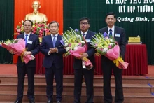 Bí thư Tỉnh ủy Quảng Bình Vũ Đại Thắng tặng hoa cho các tân Phó Chủ tịch UBND tỉnh.