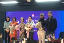 Nhà văn Nguyễn Nhật Ánh (giữa) tại buổi giao lưu kỷ niệm 25 năm bộ sách "Kính vạn hoa".