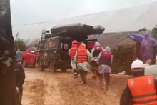 “Đường về” mịt mù trong mưa rừng.