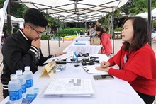 Phiên giao dịch việc làm lưu động tại quận Tây Hồ, Hà Nội.