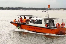 Lực lượng chức năng tìm kiếm hai nạn nhân mất tích.