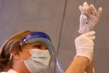 Nhân viên y tế ở California, Mỹ lấy vaccine Covid-19 từ lọ để chuẩn bị tiêm. Ảnh: Reuters.