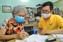 Chi trả lương hưu tại nhà trong dịch Covid-19 ở TP Hồ Chí Minh (Ảnh minh họa).