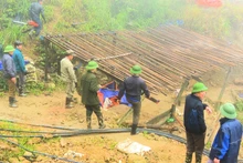 Lực lượng chức năng phá dỡ lán trại tại điểm khai thác vàng trái phép ở khu vực Khau Âu (Chợ Mới).