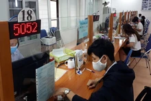 Lao động tìm hiểu thông tin tại Trung tâm Dịch vụ việc làm Hà Nội (Ảnh minh họa: NGUYỆT HÀ).