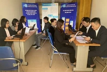 Hỗ trợ người lao động cài đặt VssID (Ảnh: VSS).