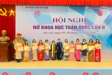 Trao bằng khen cho các hội viên nữ có nhiều đóng góp trong nghiên cứu khoa học.