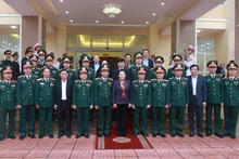Chủ tịch Quốc hội và đoàn công tác chụp ảnh lưu niệm với lãnh đạo QK4.
