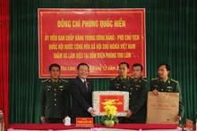 Đồng chí Phùng Quốc Hiển, Ủy viên Trung ương Đảng, Phó Chủ tịch Quốc hội thăm, tặng quà Đồn Biên phòng Thu Lũm.