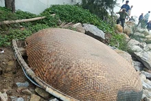 Tìm thấy chiếc thuyền thúng trên sông Thu Bồn.